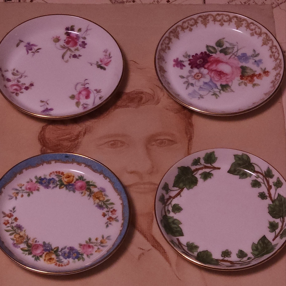 Floral Patterned Porcelain Plates Set